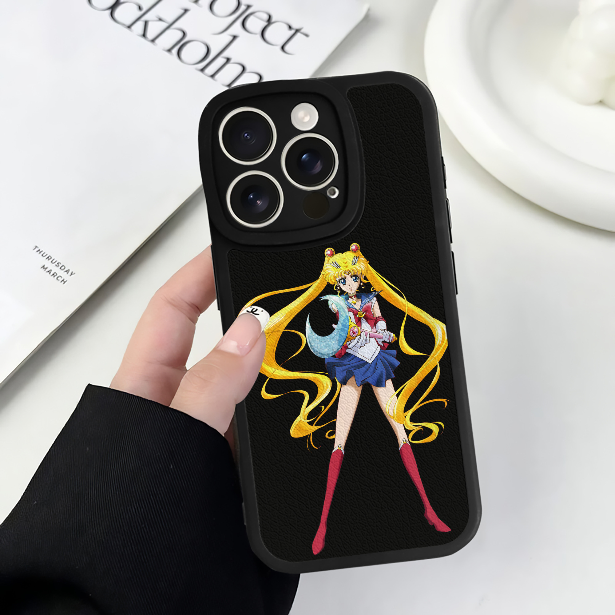 （画像用） 美少女戦士セーラームーン 月野 うさぎ つきの うさぎ Sailor Moon Tsukino Usagi 【iPhone 16シリーズ対応】シリコンスマホケース（レザー調） 材質：シリコン